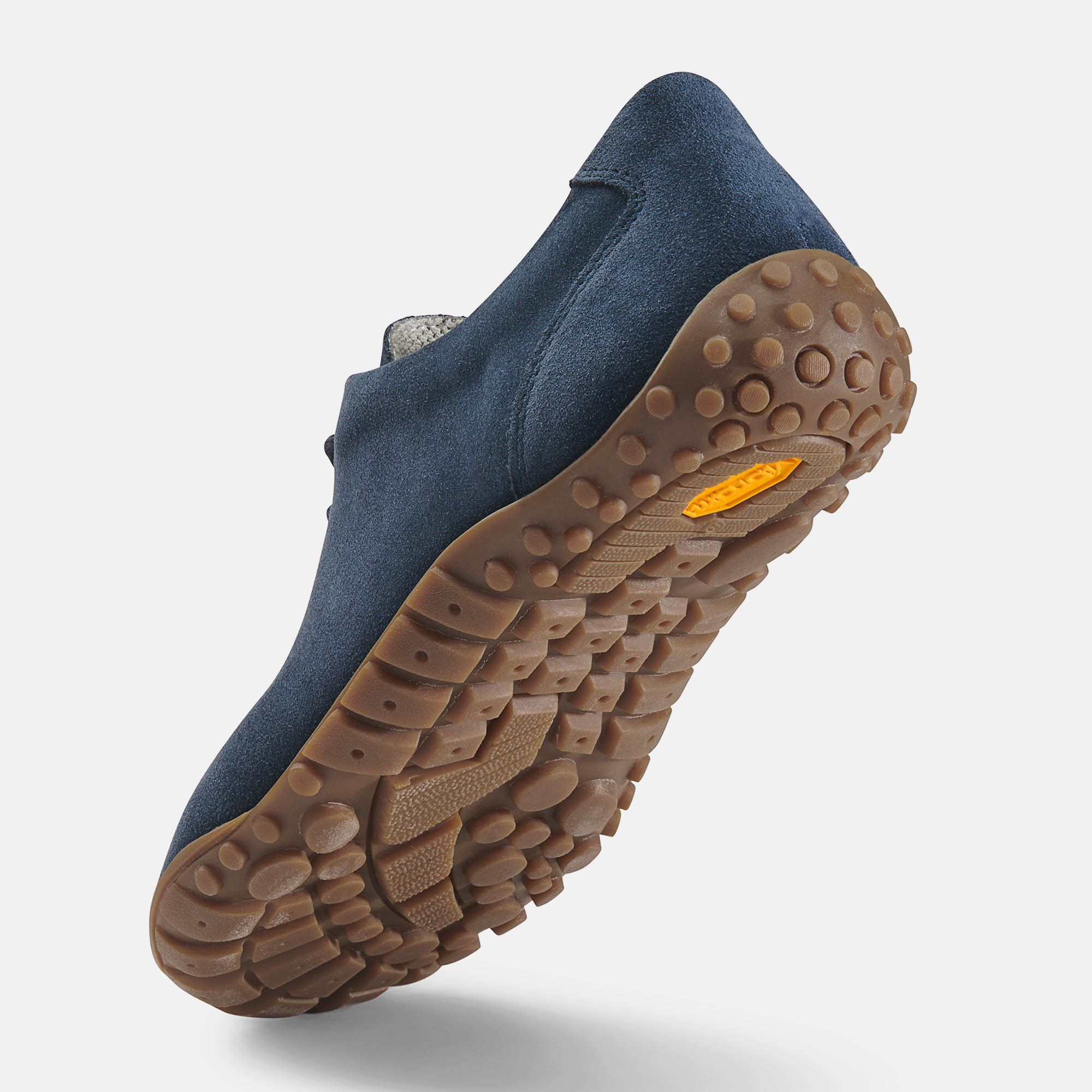 Blauer Schnürschuh mit brauner Sohle. Obermaterial aus Wildleder. Profilsohle mit gelbem VIBRAM-Logo. Schuh von unten.