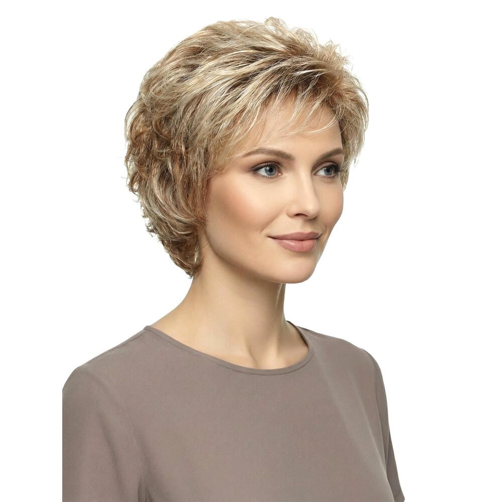 Kurzhaarperücke in Blond- und Brauntönen. Dreiviertelansicht einer Frau mit der Perücke. Die Perücke hat einen welligen Stil.