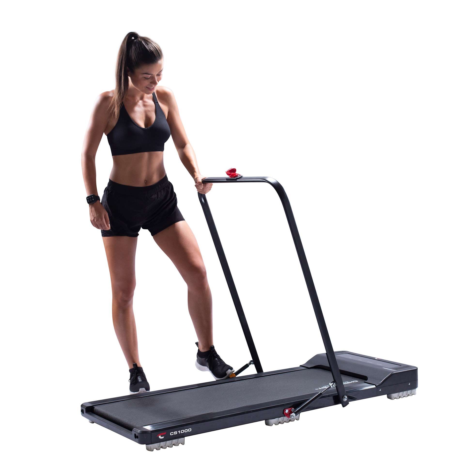 Frau steht neben Laufband. Schwarze Kleidung. Haltegriff. CHRISTOPEIT SPORT CS 1000. Schwarzes Laufband.