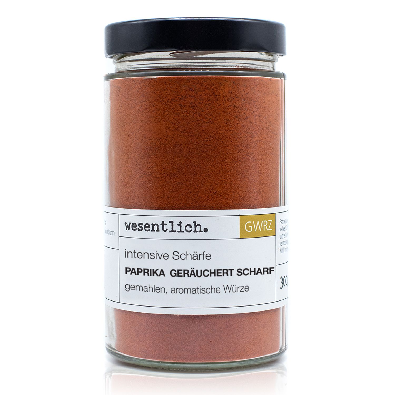 Glas mit Paprikapulver. Etikett mit 'wesentlich.' und Produktbezeichnung 'Paprika geräuchert scharf'.