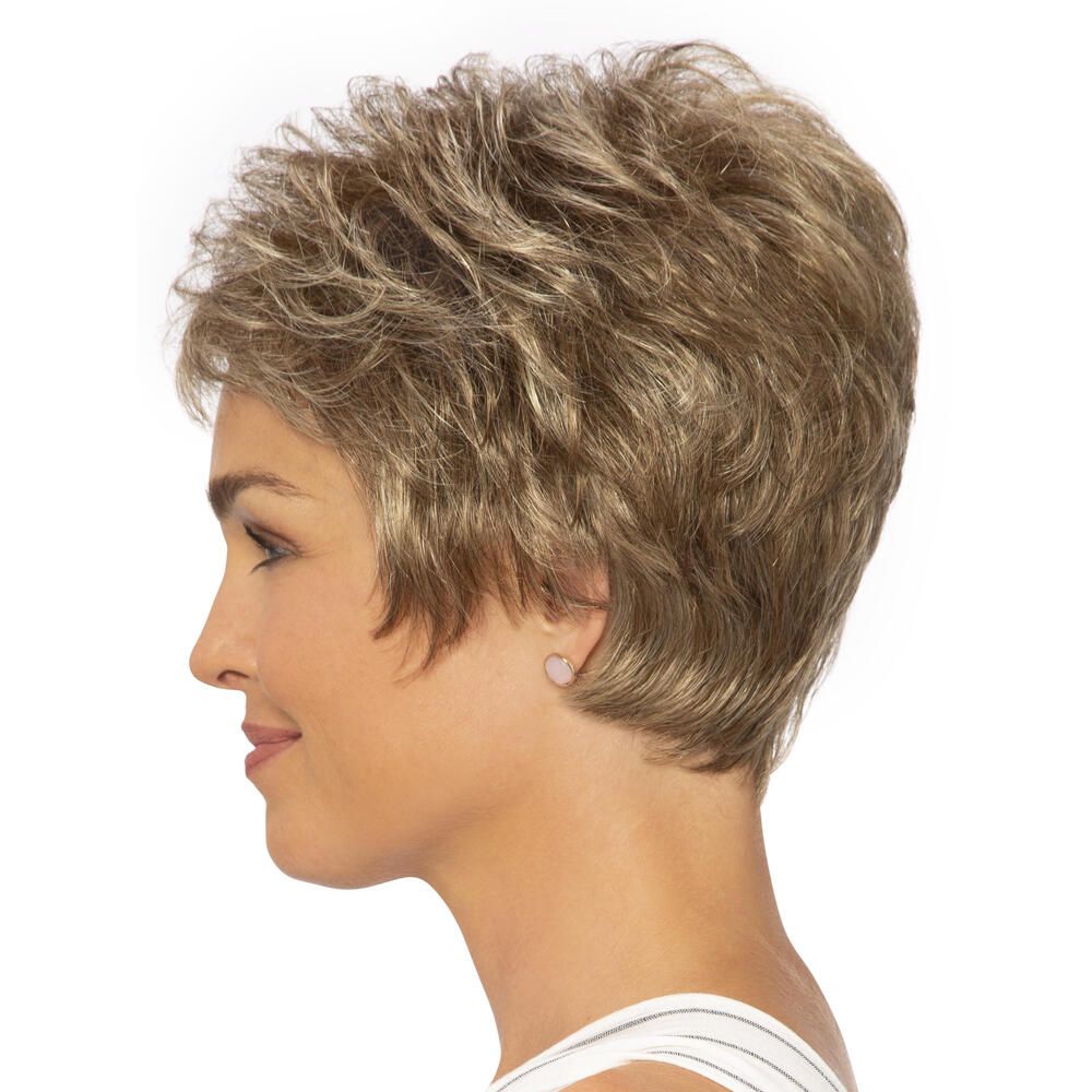 Kurzhaarperücke in Blondtönen. Seitenansicht einer Frau, die die Perücke trägt. Die Perücke hat einen Pony.