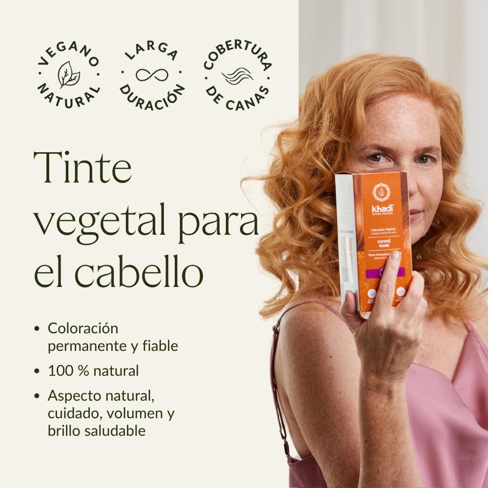 Frau hält eine Produktverpackung. Auf der Verpackung steht 'Khadi'.