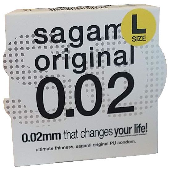 Boîte blanche avec texte: sagami original 0.02, L-Size. Autocollant jaune "L SIZE".