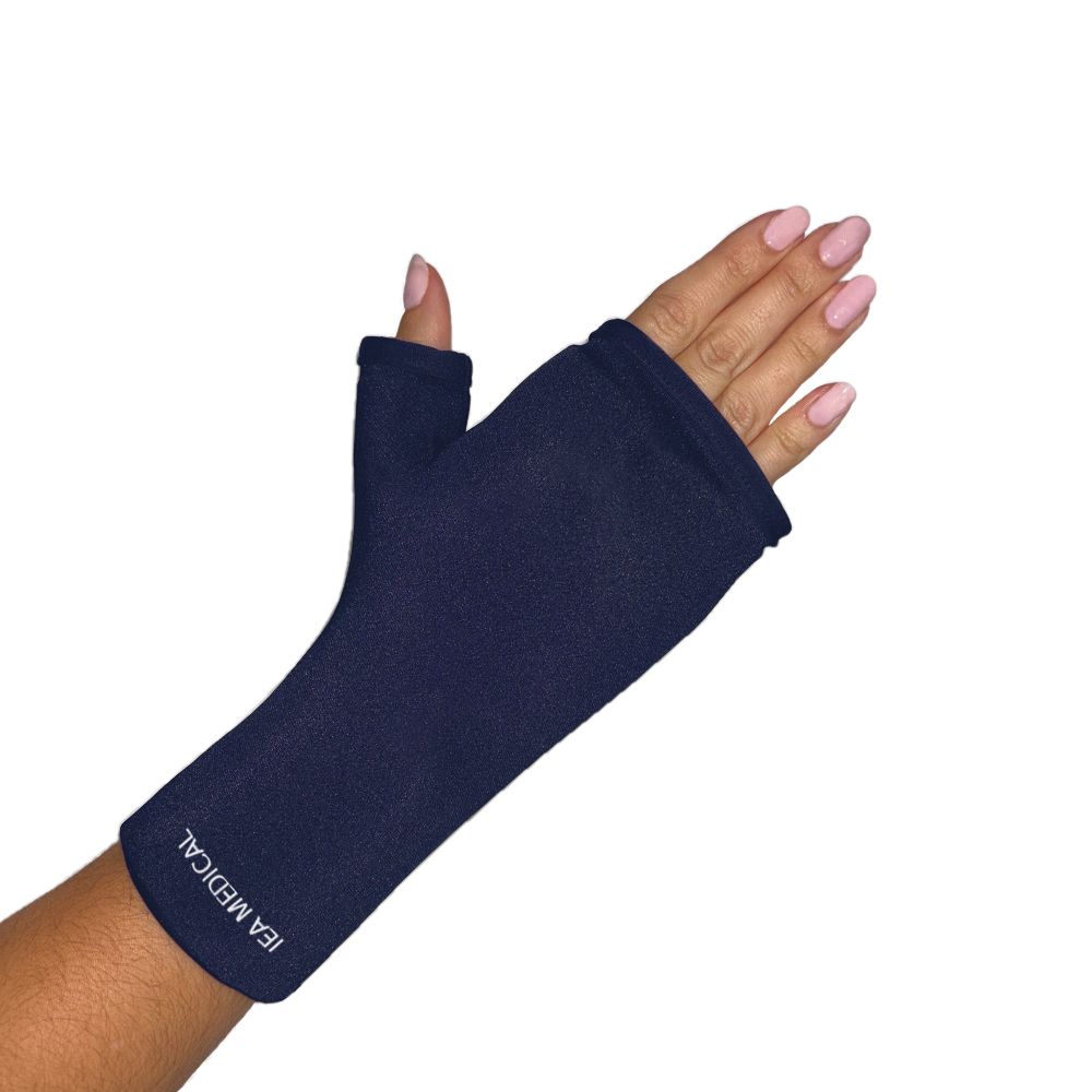 Dunkelblauer Kühlhandschuh, Marke IEA MEDICAL, am Handgelenk getragen. Daumenöffnung, bedeckt Hand und Unterarm.