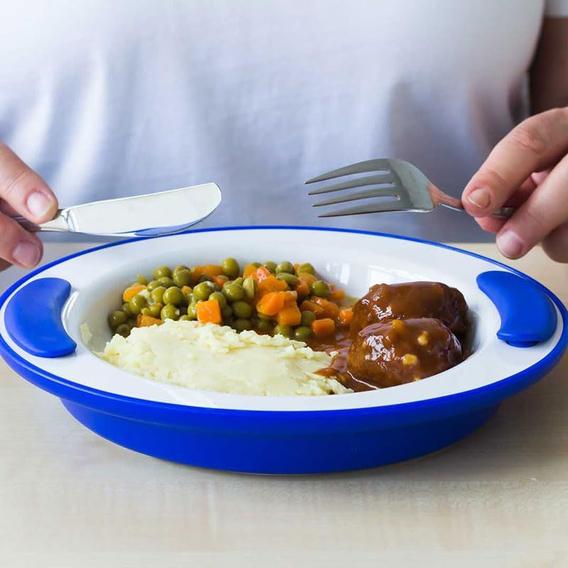 Weißer Teller mit blauem Rand, gefüllt mit Essen. Hände halten Messer und Gabel.