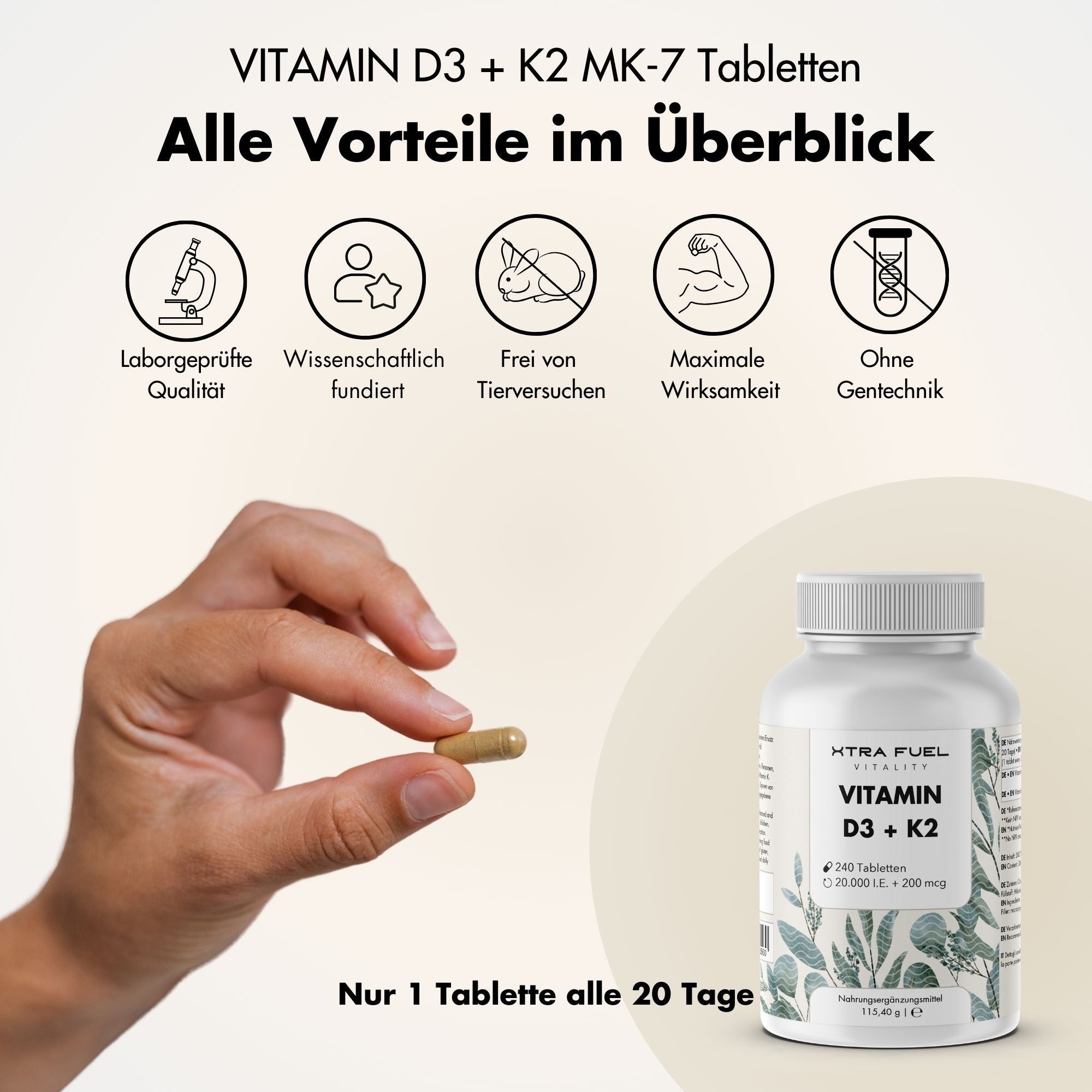 Hand hält eine Tablette. Daneben eine Flasche Vitamin D3 + K2. Text: Nur 1 Tablette alle 20 Tage.