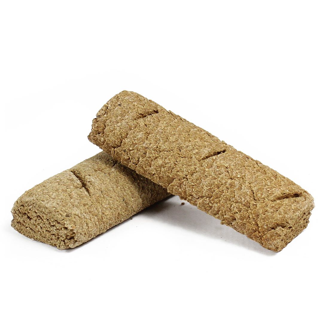 Zwei längliche, braune Hundekuchen. Auf der Oberseite sind drei kurze, diagonale Einschnitte zu sehen. Die Oberfläche ist rau.