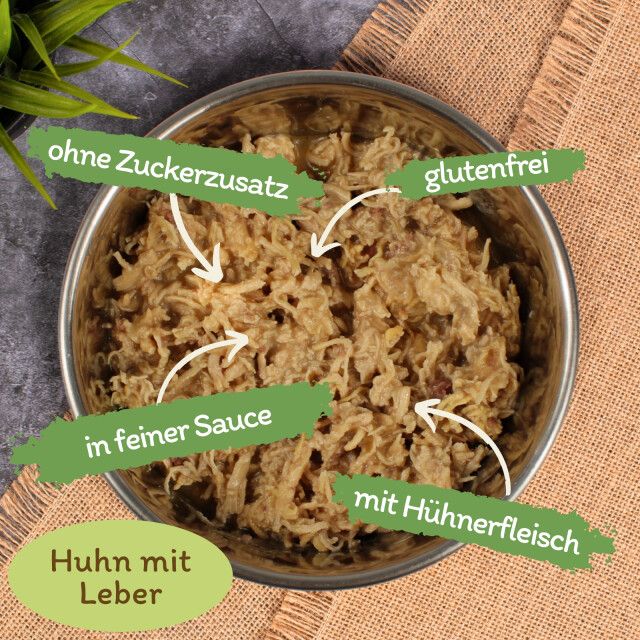 Katzenfutter in einer Schüssel. Beschriftung: ohne Zuckerzusatz, glutenfrei, in feiner Sauce, mit Hühnerfleisch. Grüner Hintergrund.