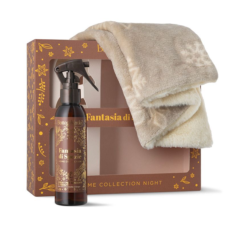 Un set regalo Bottega Verde Home Collection Night. Contiene uno spray marrone con erogatore nero e un cuscino beige e soffice. La confezione è marrone con decorazioni dorate e la scritta "Fantasia di Spezie".