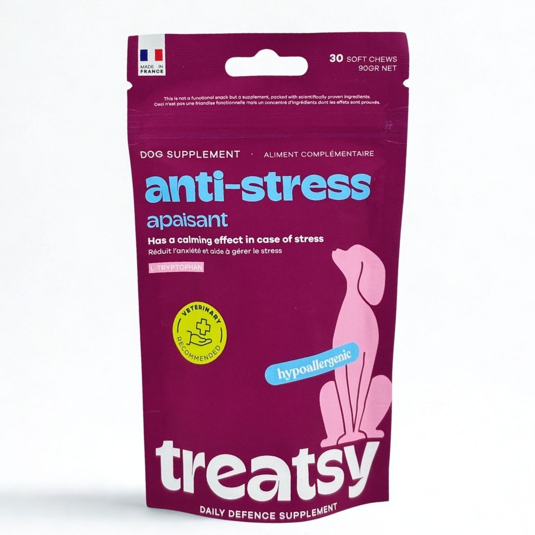 Beutel mit Anti-Stress-Ergänzungsfuttermittel für Hunde. Mit französischem Flaggen-Logo und 'Hypoallergen'-Logo. Marke: Treatsy.