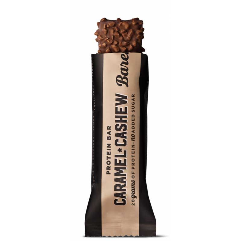 Proteinriegel teilweise aus der Verpackung. Aufschrift: Caramel Cashew, 20g Protein, ohne Zuckerzusatz.
