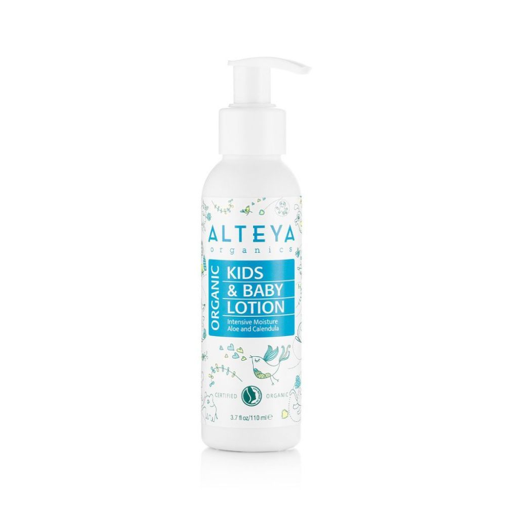 Weiße Flasche mit Pumpe. Aufschrift: Alteya Organics, Kids & Baby Lotion. Mit floralen Illustrationen und dem Bio-Siegel.
