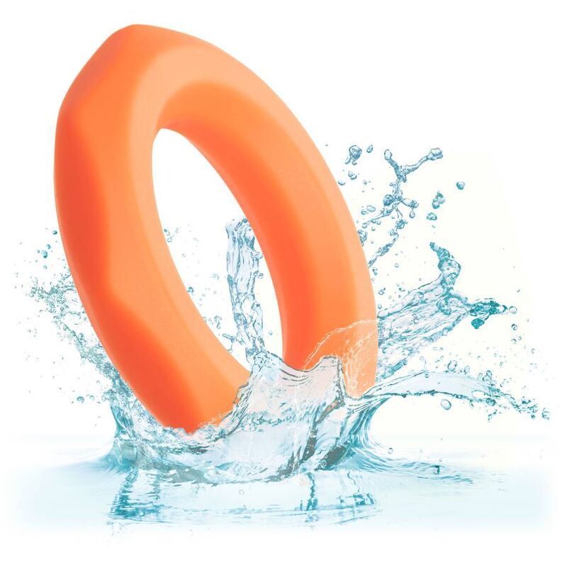 Oranger Ring im Wasser. Wasserspritzer.