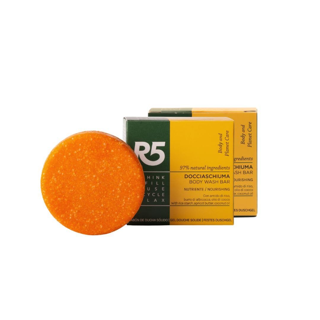 Runde, orangefarbene Seife und zwei Schachteln. Text: '97% natural ingredients'. 'Docciaschiuma Body Wash Bar'. R5-Logo.