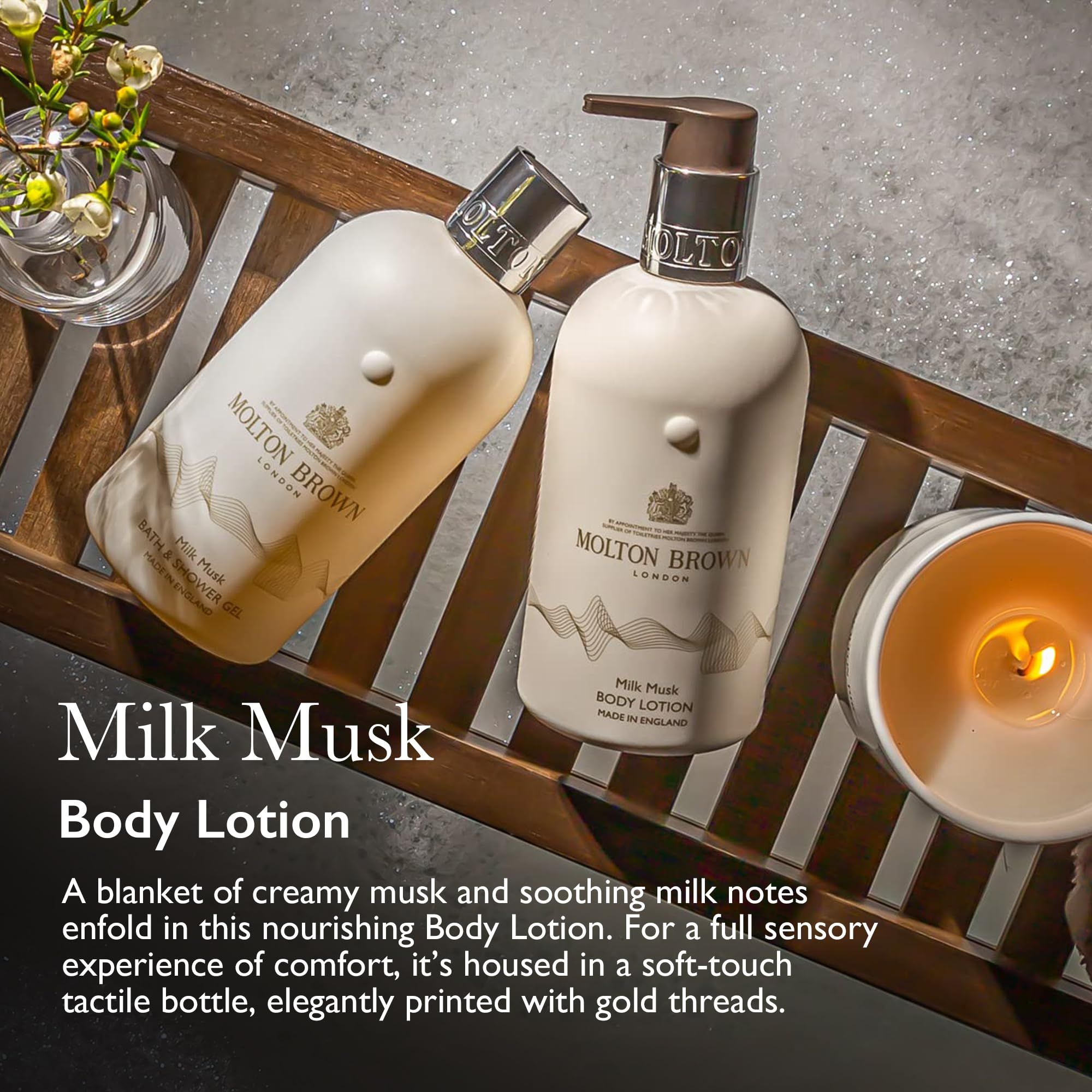 Zwei Molton Brown Flaschen, eine davon mit Pumpspender, auf einem Holztablett.