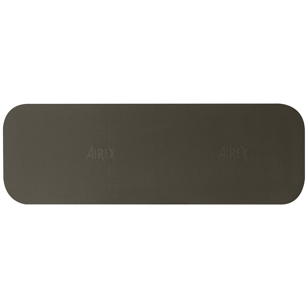 Braune Matte mit geriffelter Oberfläche und abgerundeten Ecken. Mit "AIREX" geprägt.