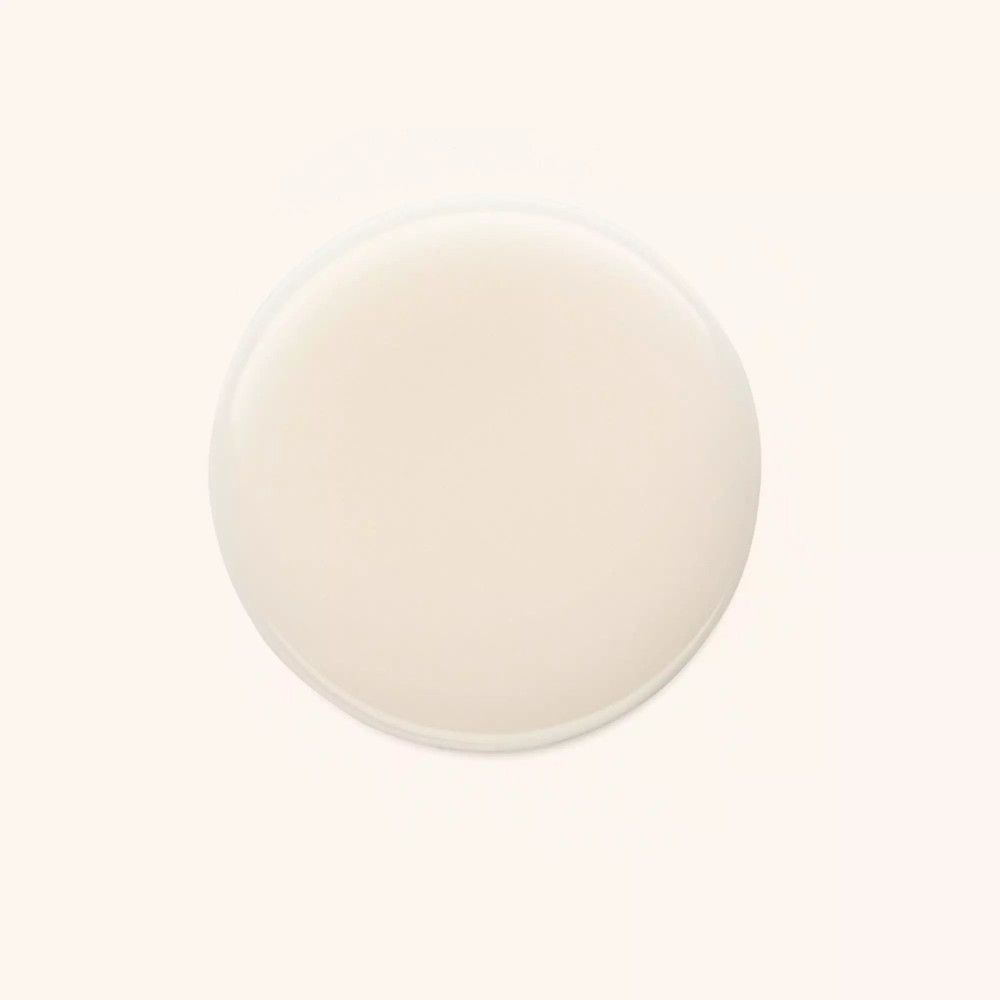 Klecks Nagellack. Creme-farben. Auf hellem Hintergrund.