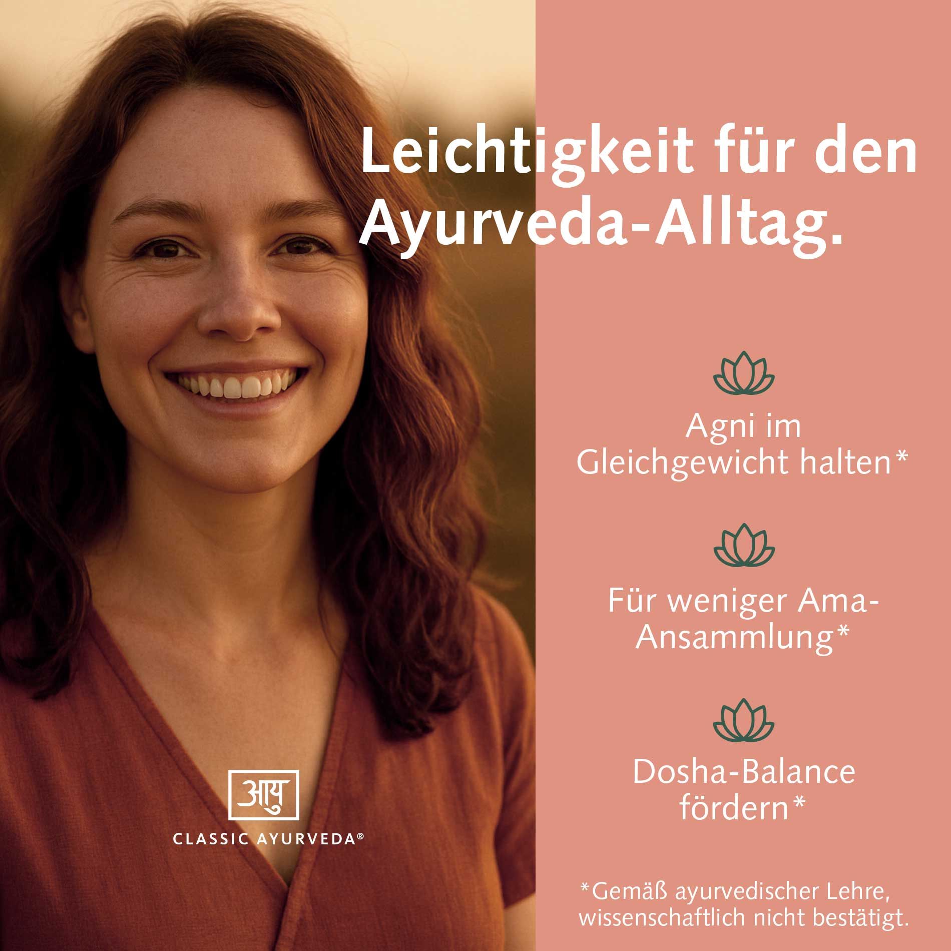 Frau lächelt. Text: Leichtigkeit für den Ayurveda-Alltag. Agni im Gleichgewicht, weniger Ama-Ansammlung, Dosha-Balance fördern. Classic Ayurveda Logo.