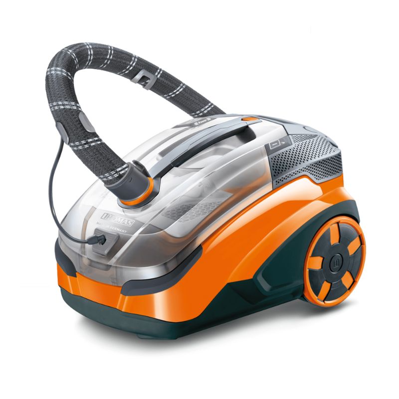 Orangefarbener Staubsauger mit transparentem Behälter und grauem Schlauch. Schwarze und orangefarbene Räder.