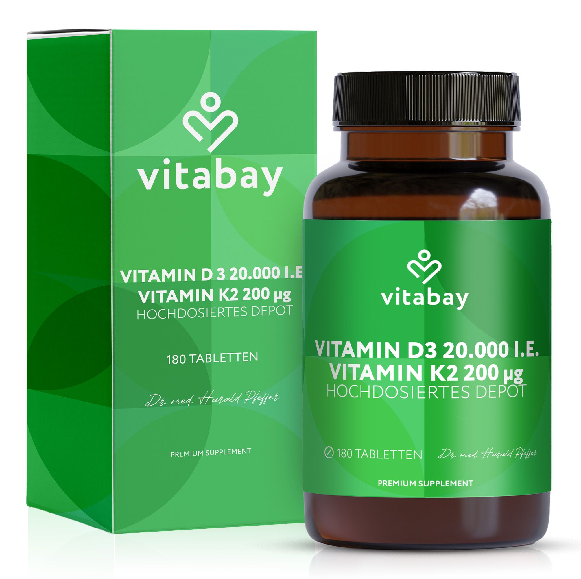 Grüne Schachtel und braune Flasche mit Tabletten. Aufschrift: Vitamin D3 K2 20.000 IE. 180 Tabletten. Marke Vitabay.