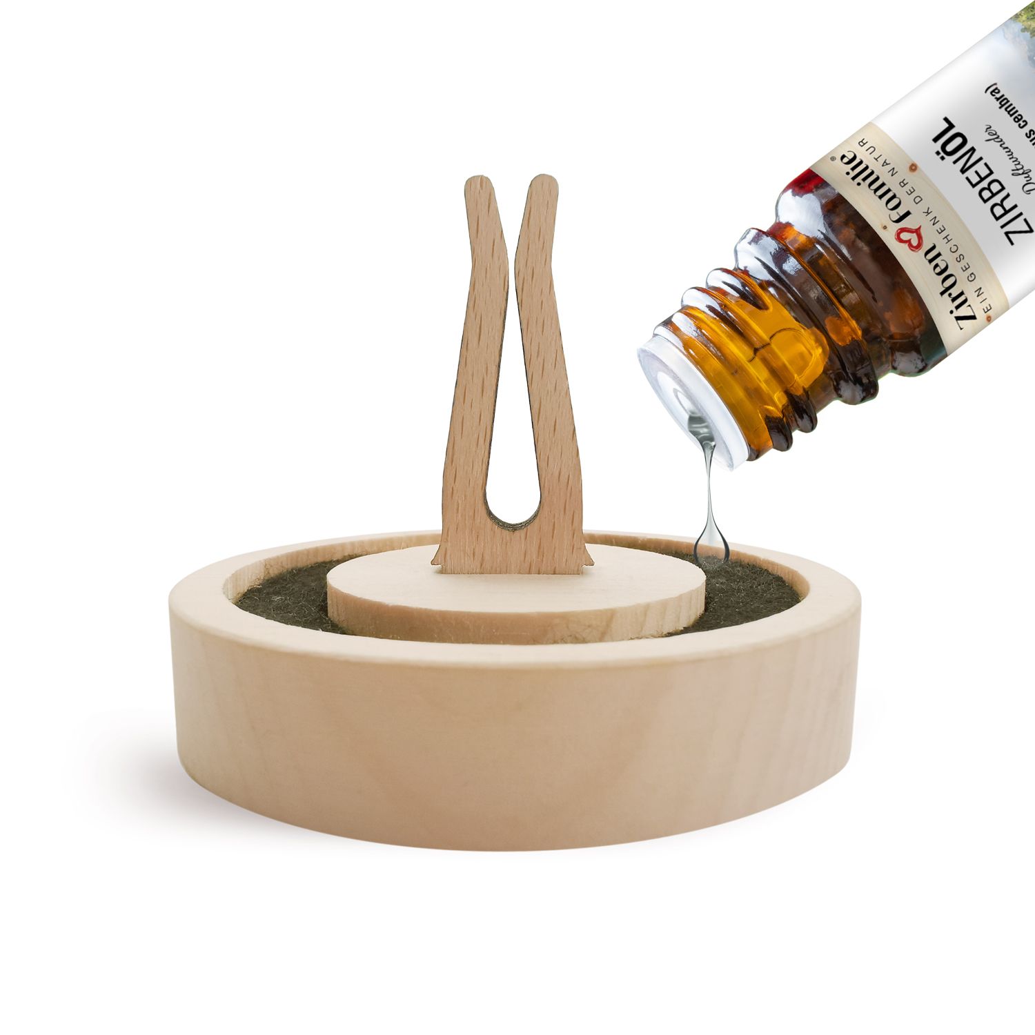 Holzduftspender mit Holzfüßen, gefüllt mit grünem Material. Tropfen ätherisches Öl aus einer Flasche.