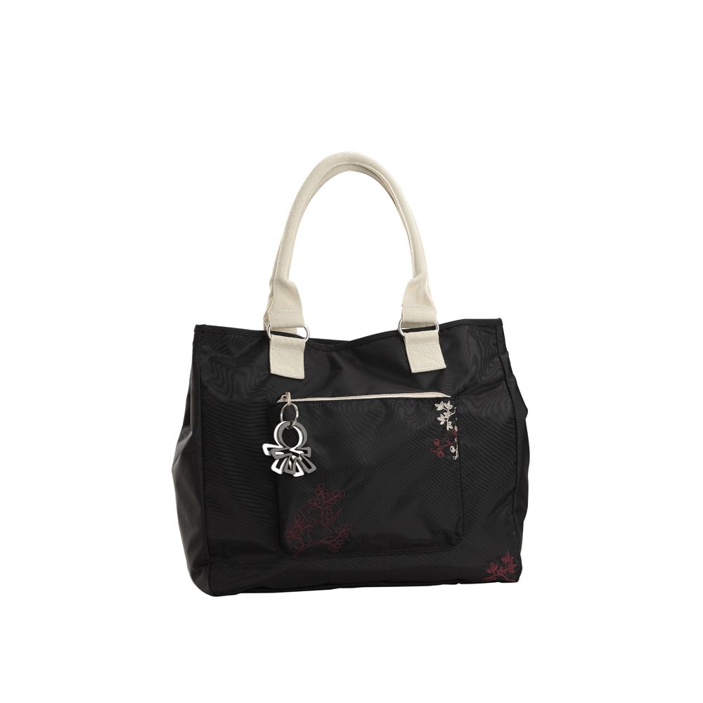 Schwarze Wickeltasche mit cremefarbenen Henkeln. Vordertasche mit Reißverschluss und Anhänger. Blumenmuster.
