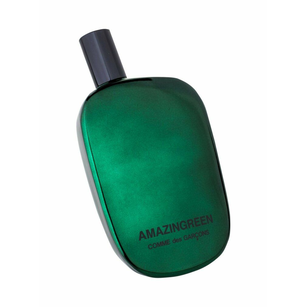 Grüne Flasche mit schwarzem Verschluss. Aufschrift: AMAZINGREEN, COMME des GARÇONS. Schräge Ansicht.