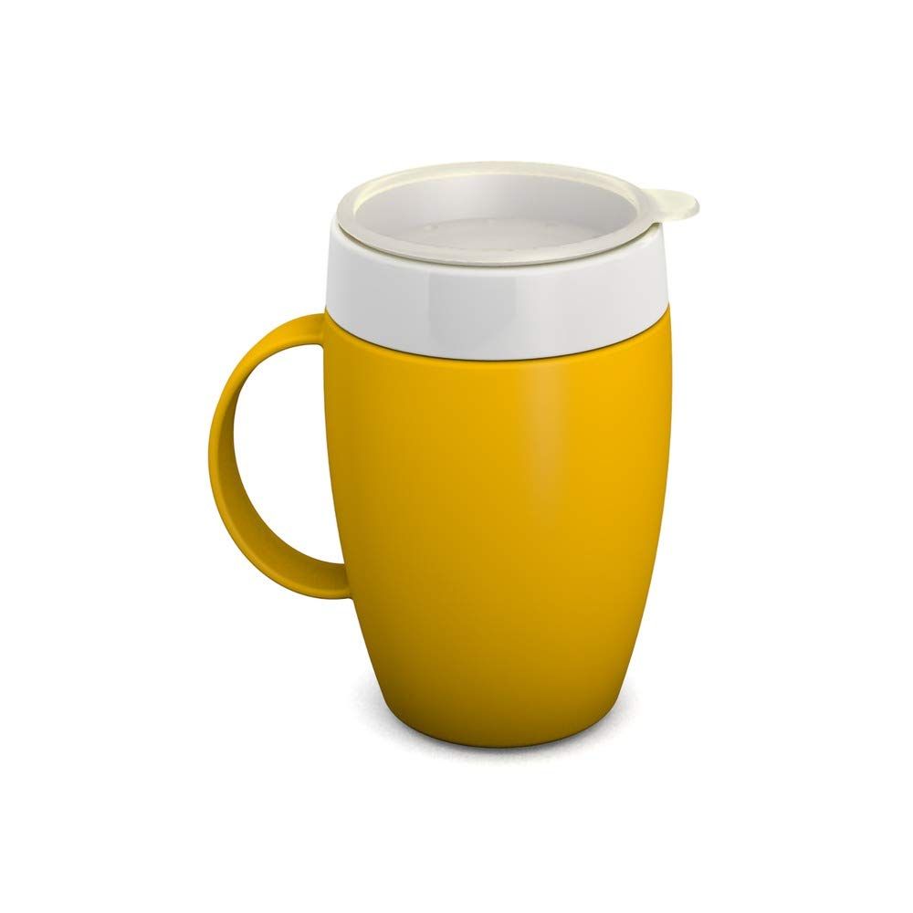 Gelber Becher mit weißem Deckel und Henkel. Der Becher hat eine ovale Form.