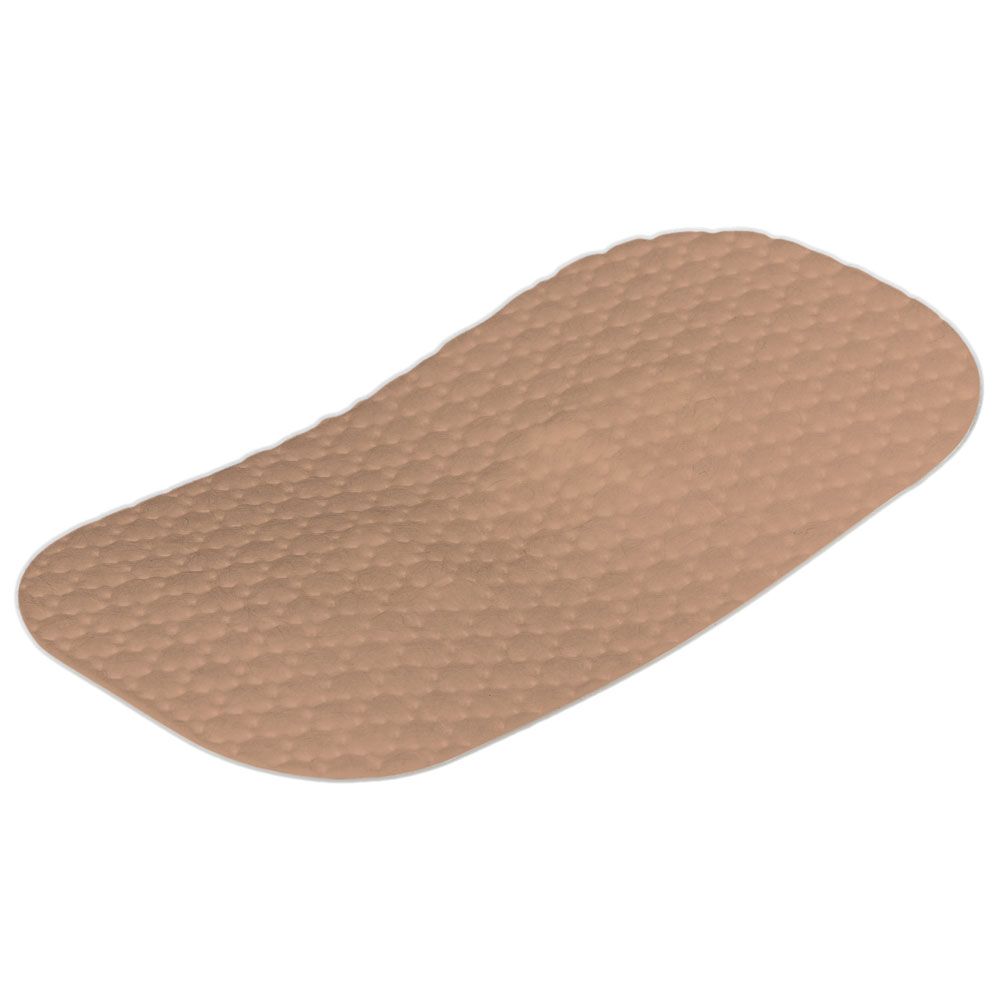 Beige Narben-Kompressionspflaster. Oval geformt, mit strukturierter Oberfläche. Nahaufnahme, isoliert auf weißem Hintergrund.