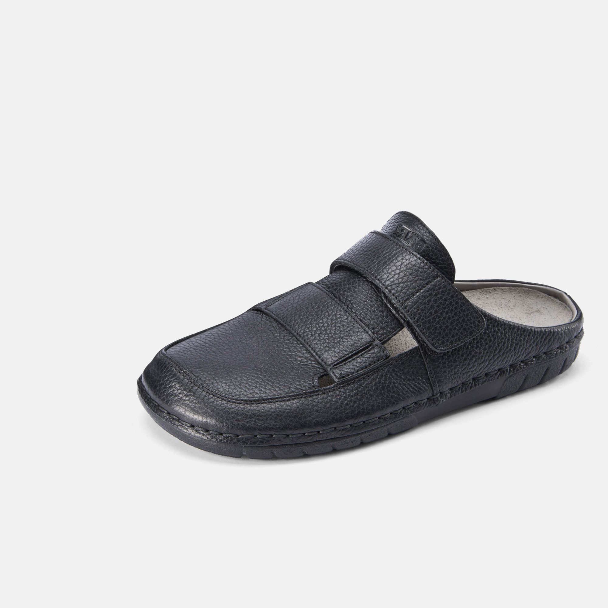 Schwarze Pantolette mit Klettverschluss. Obermaterial Leder. Breite Form. Einzelner Schuh, seitliche Ansicht.