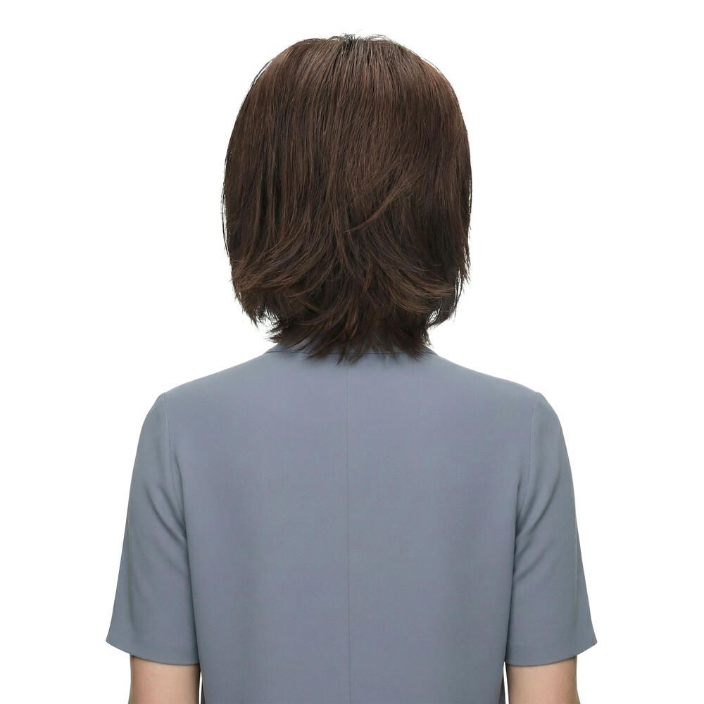 Kurzhaarperücke, dunkelbraun. Rückansicht. Frau mit grauer Bluse.