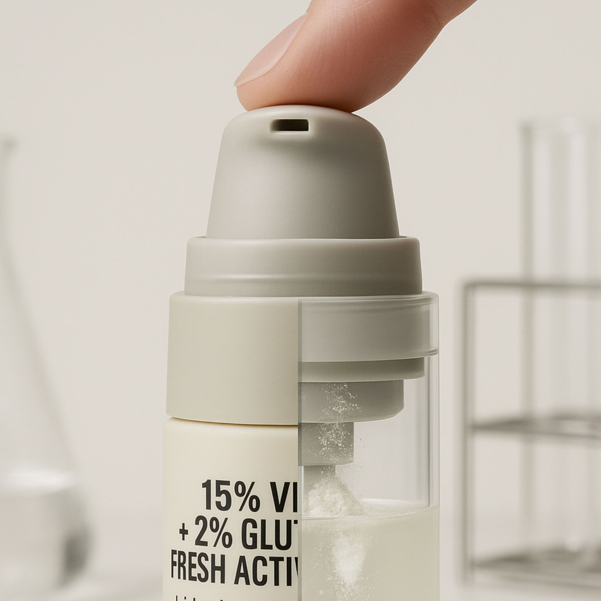 Nahaufnahme des Spenders eines Serums, der eine klare Flüssigkeit abgibt.