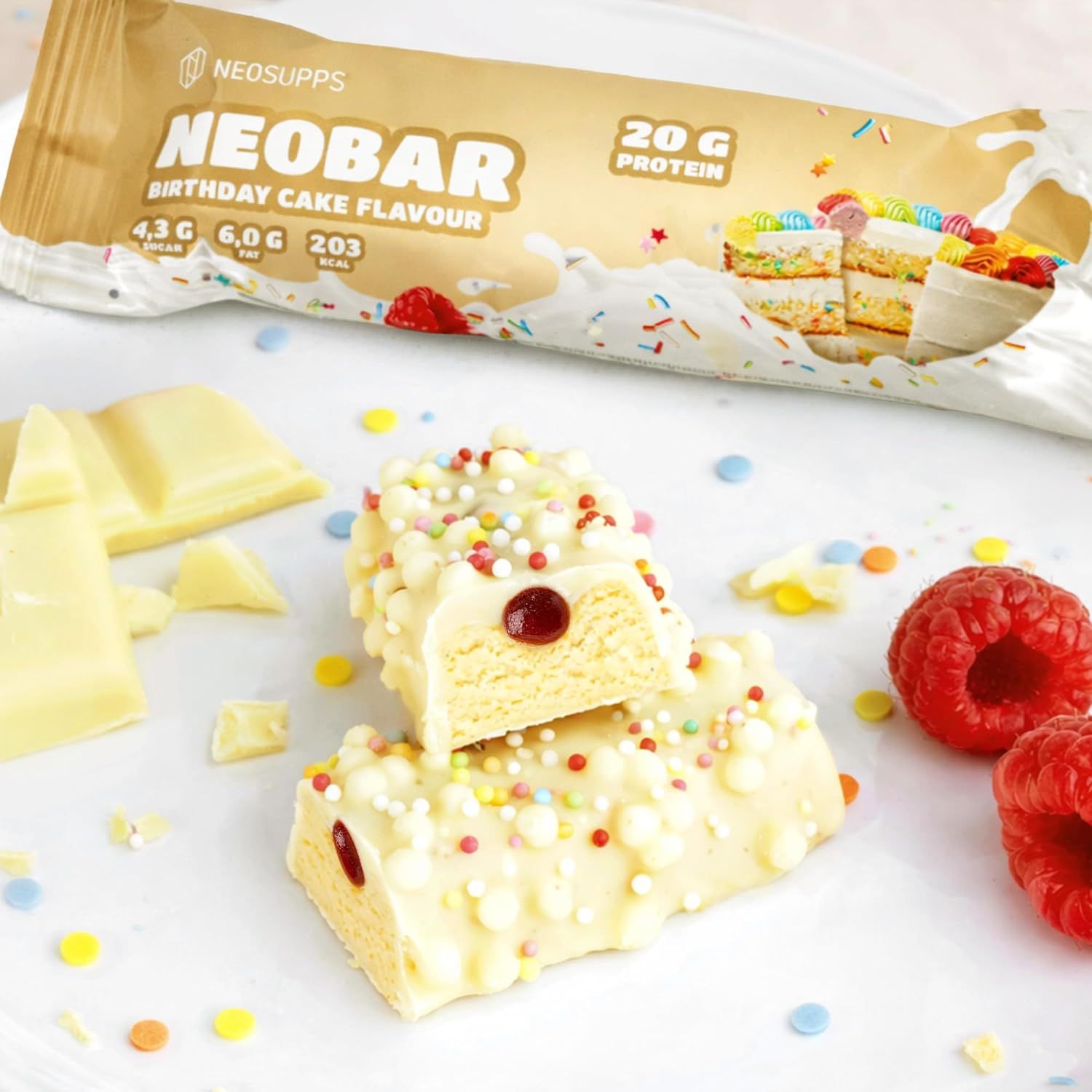 Neosupps NeoBar Birthday Cake Proteinriegel mit Himbeeren und Schokostückchen.