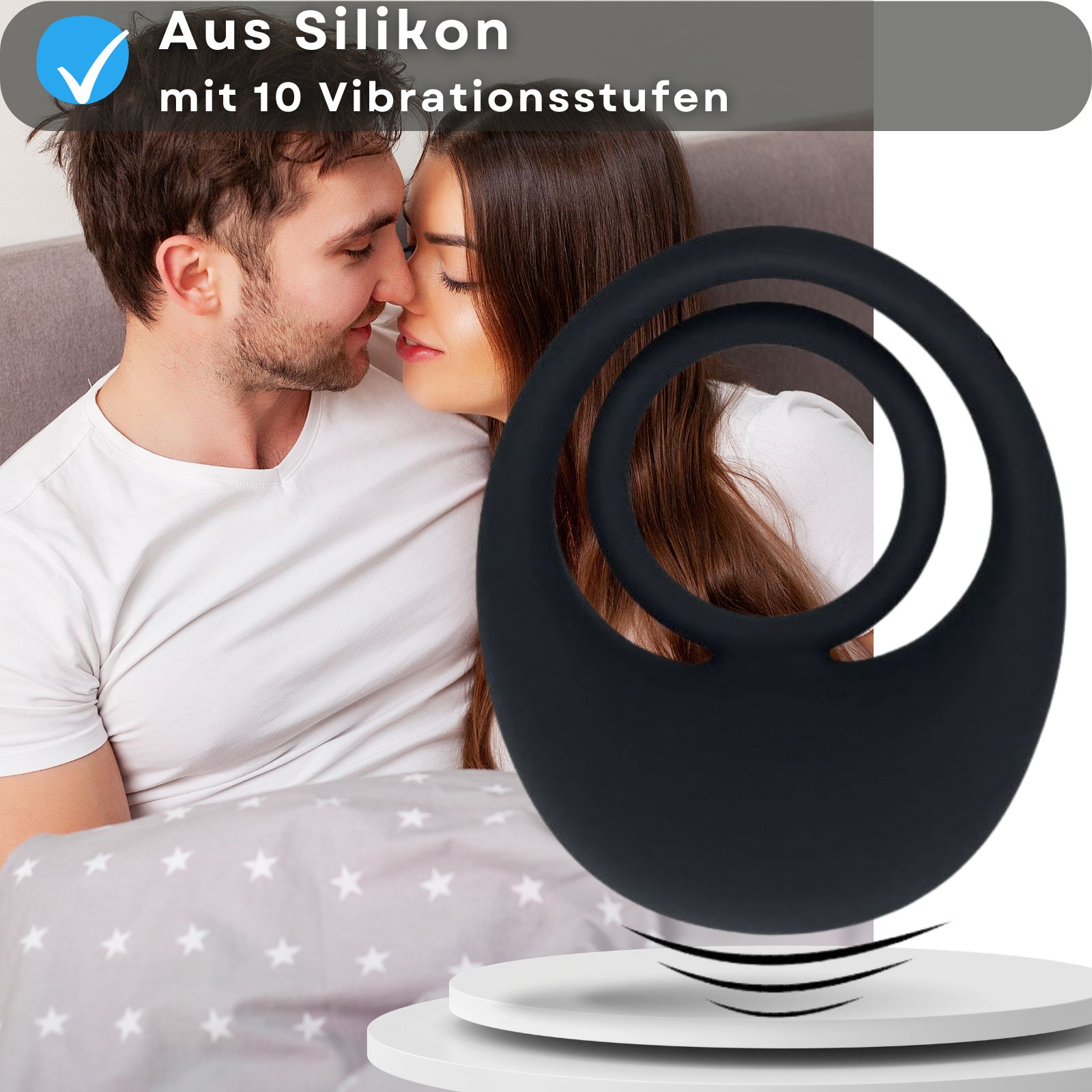 Paar, Penisring auf Podest. Produktmerkmal: Aus Silikon mit 10 Vibrationsstufen.
