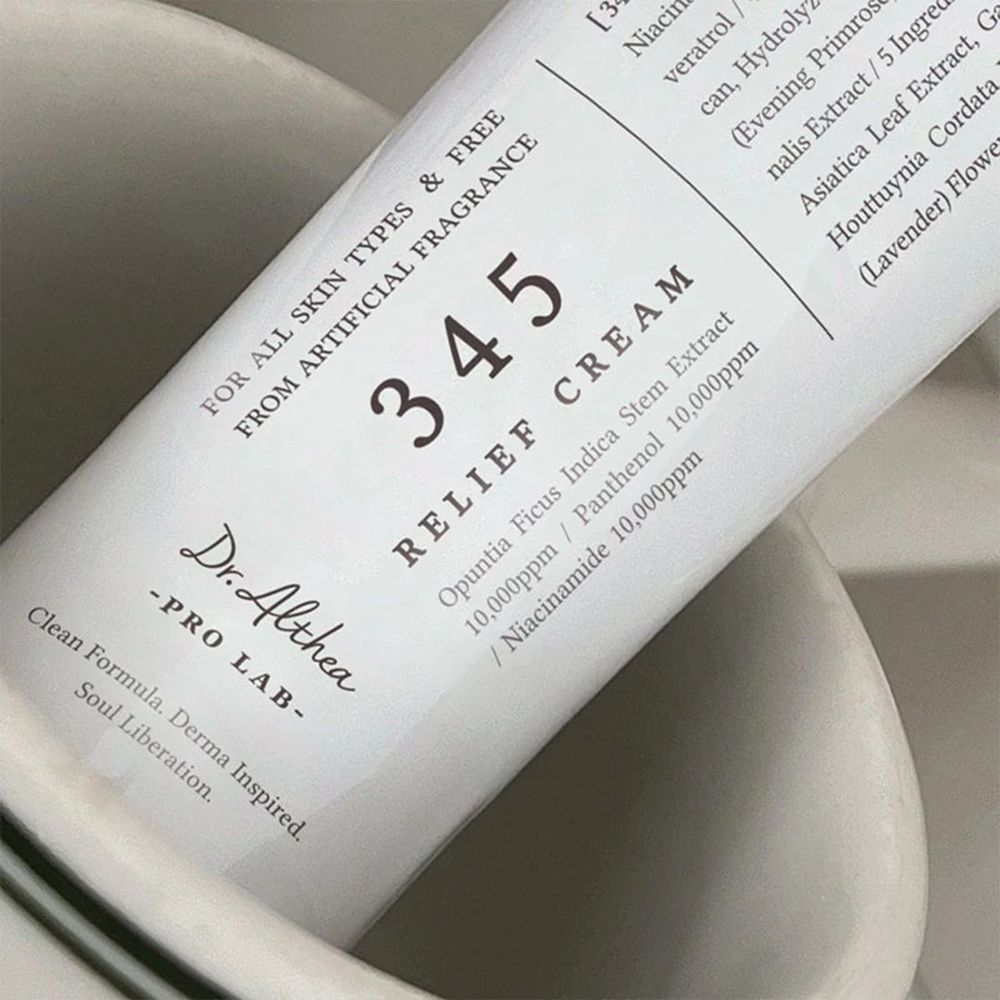 Nahaufnahme einer Tube Dr. Althea 345 Relief Cream mit Inhaltsstoffen.