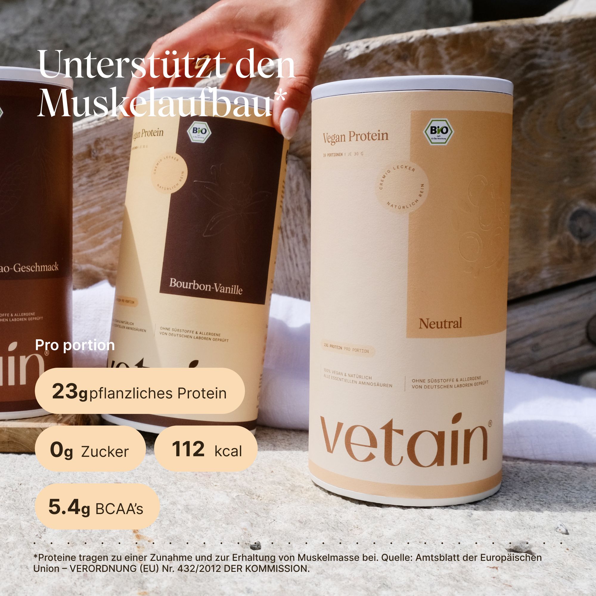Drei Dosen Vegan Protein. Text: 23g pflanzliches Protein, 0g Zucker, 112 kcal, 5,4g BCAAs.