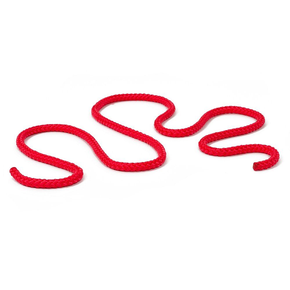 Rotes Fitness-Springseil, wellenförmig auf weißem Hintergrund. Geflochtenes Seil.