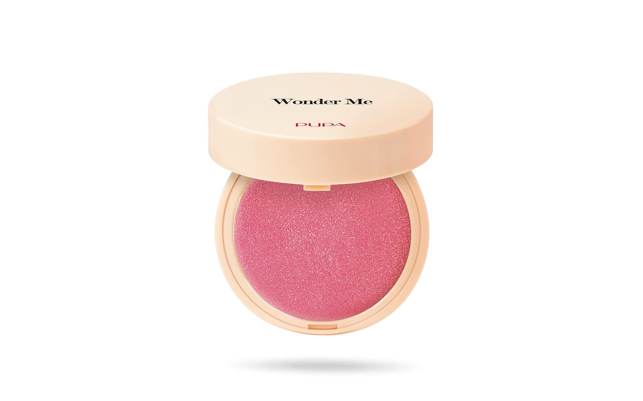 Runder, offener Blush-Kompaktpuder mit rosa Puder. Deckel mit "Wonder Me" und "Pupa" Schriftzug.