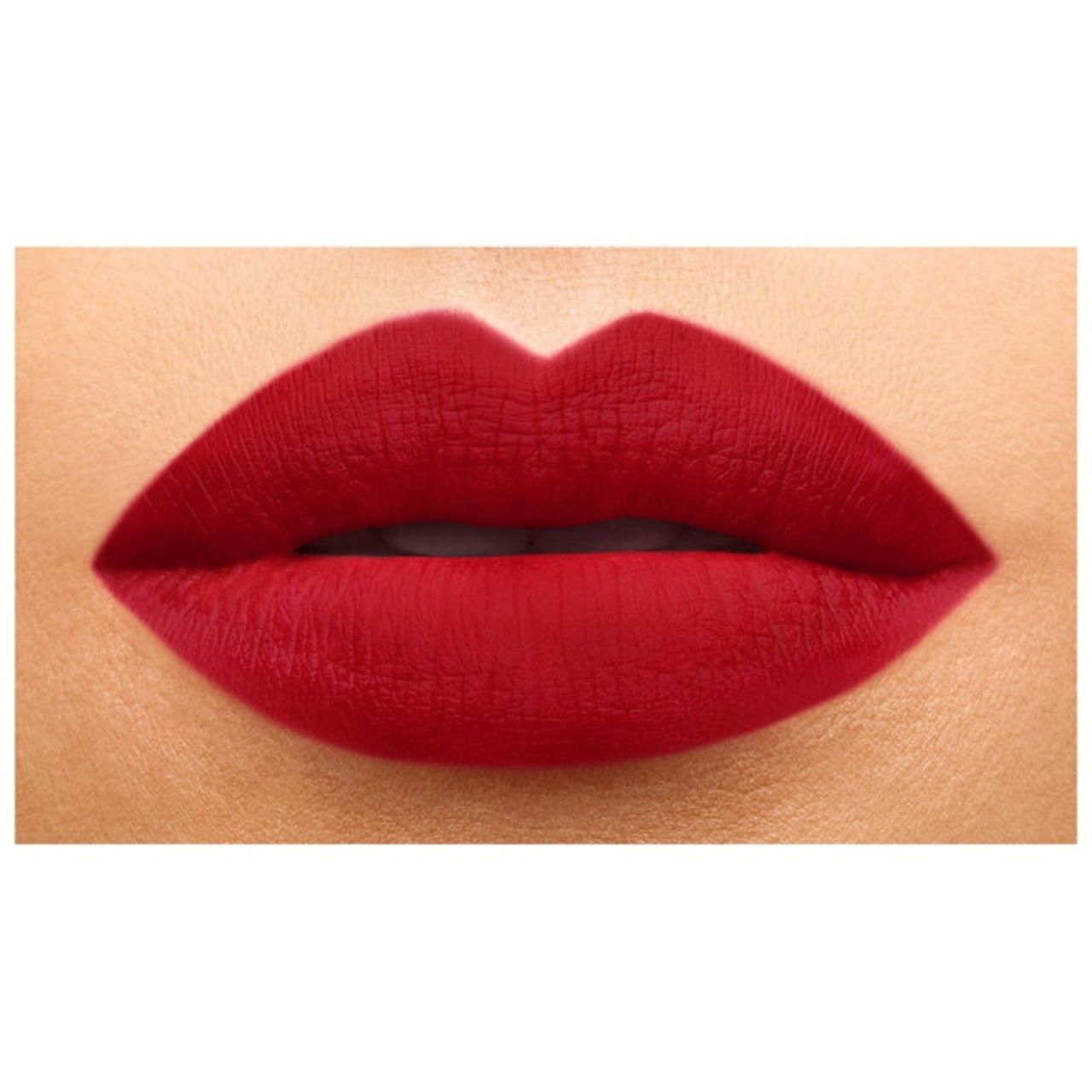 Nahaufnahme von roten Lippen. Die Lippen sind mit rotem Lippenstift bedeckt.