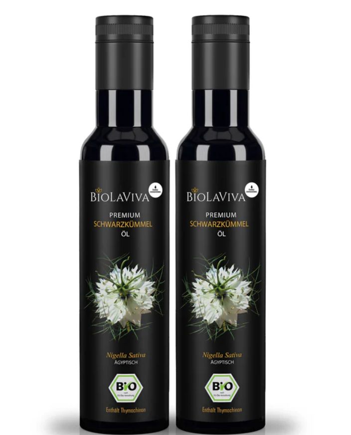 Zwei schwarze Flaschen mit Etiketten. Aufschrift: BIOLAVIVA Premium Schwarzkümmel Öl. BIO-Siegel und Nigella Sativa.