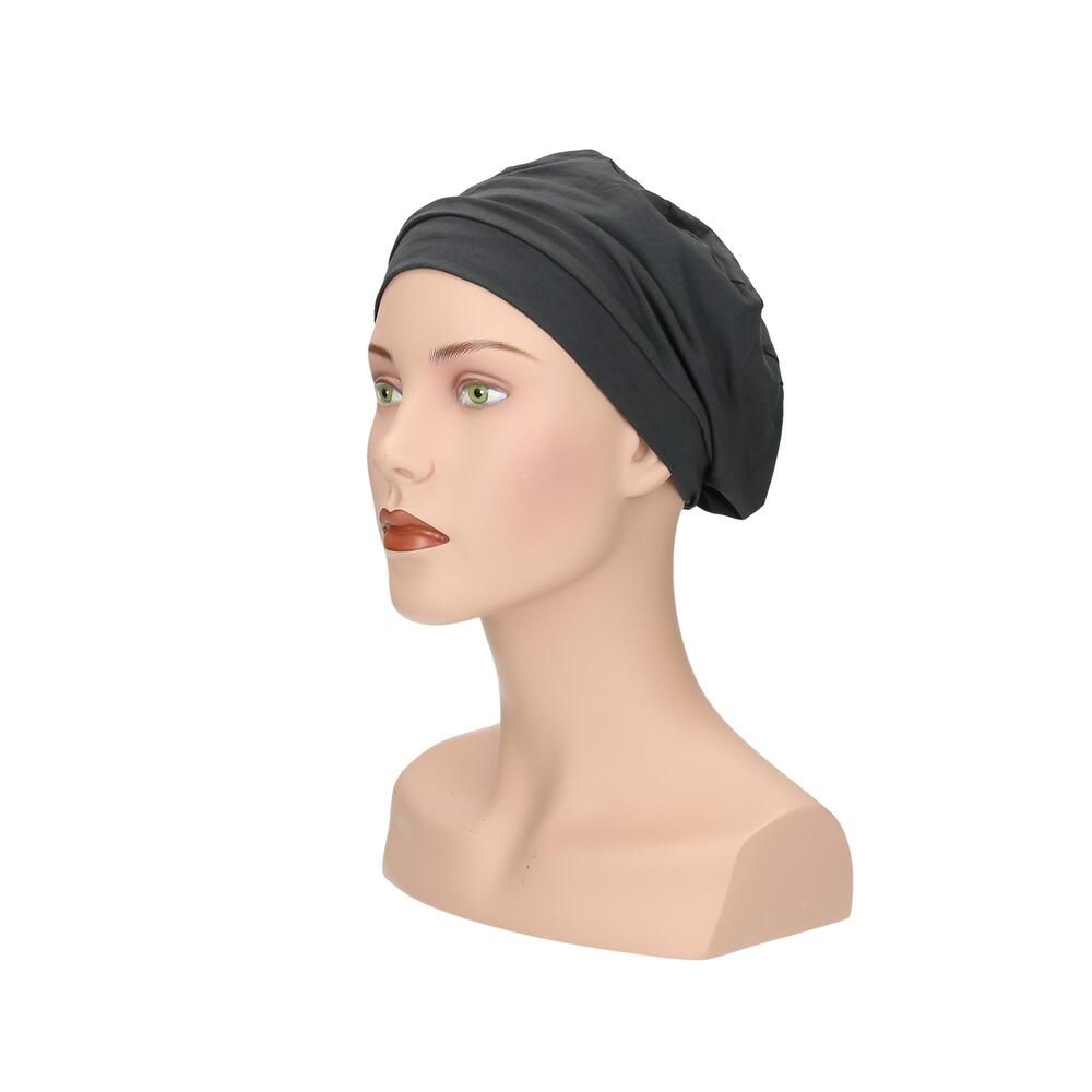 Dunkelgrauer Turban auf einer Schaufensterpuppe. Seitenansicht. Stoff wirkt leicht geriffelt.