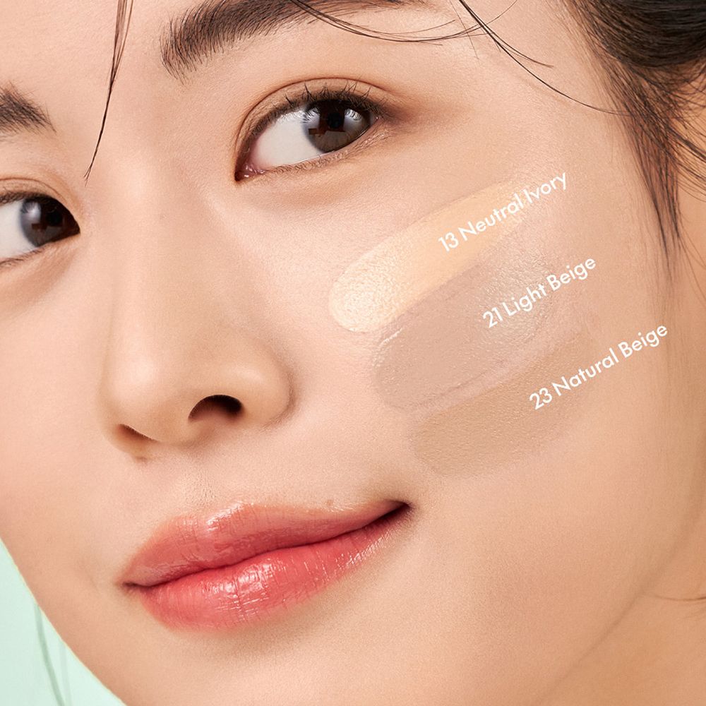 Gesicht einer Frau mit drei Farbtönen von PURITO Centella BB Cushion auf der Wange: 13, 21, 23.
