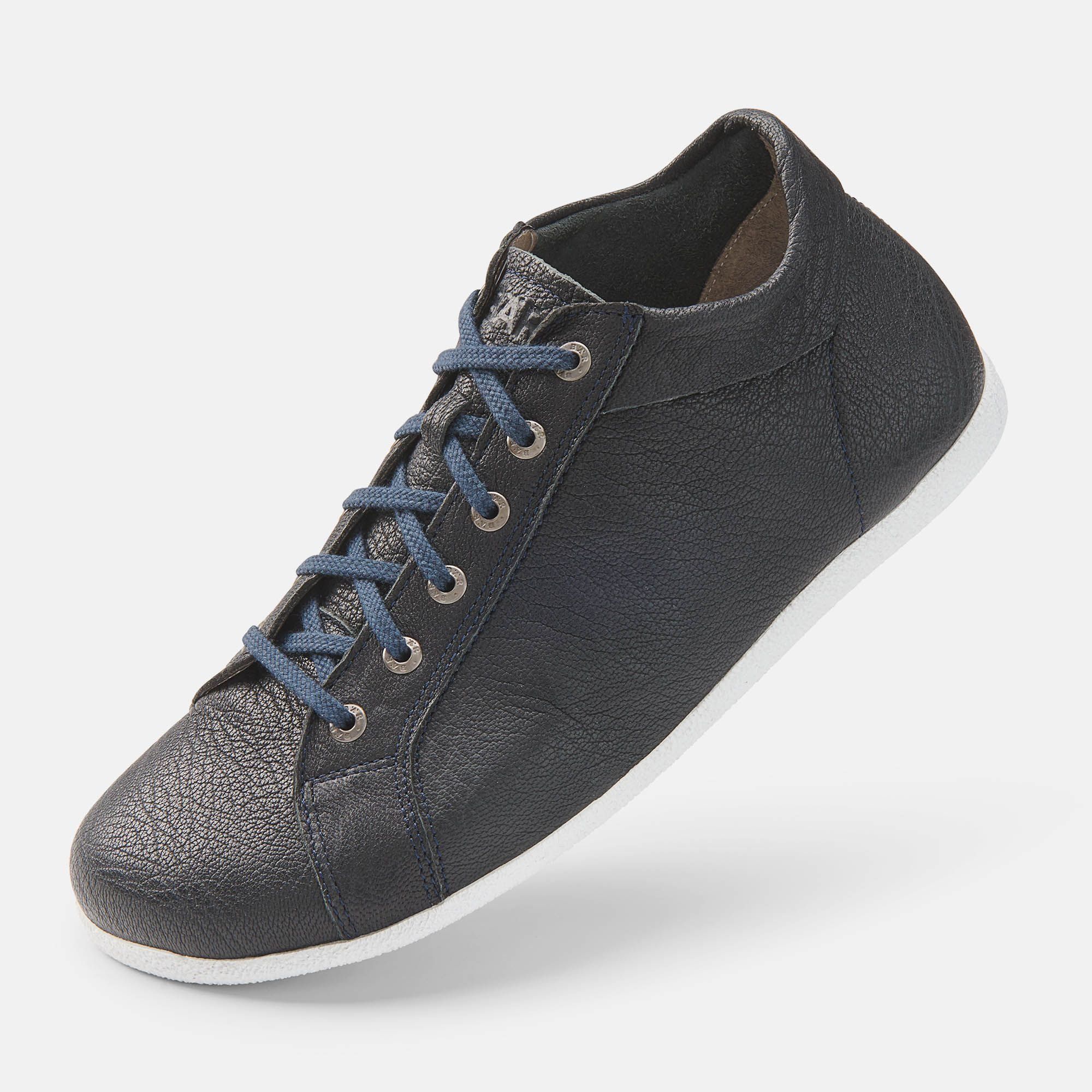 Schwarze Stiefelette mit blauen Schnürsenkeln und weißer Sohle. Weite: breit.