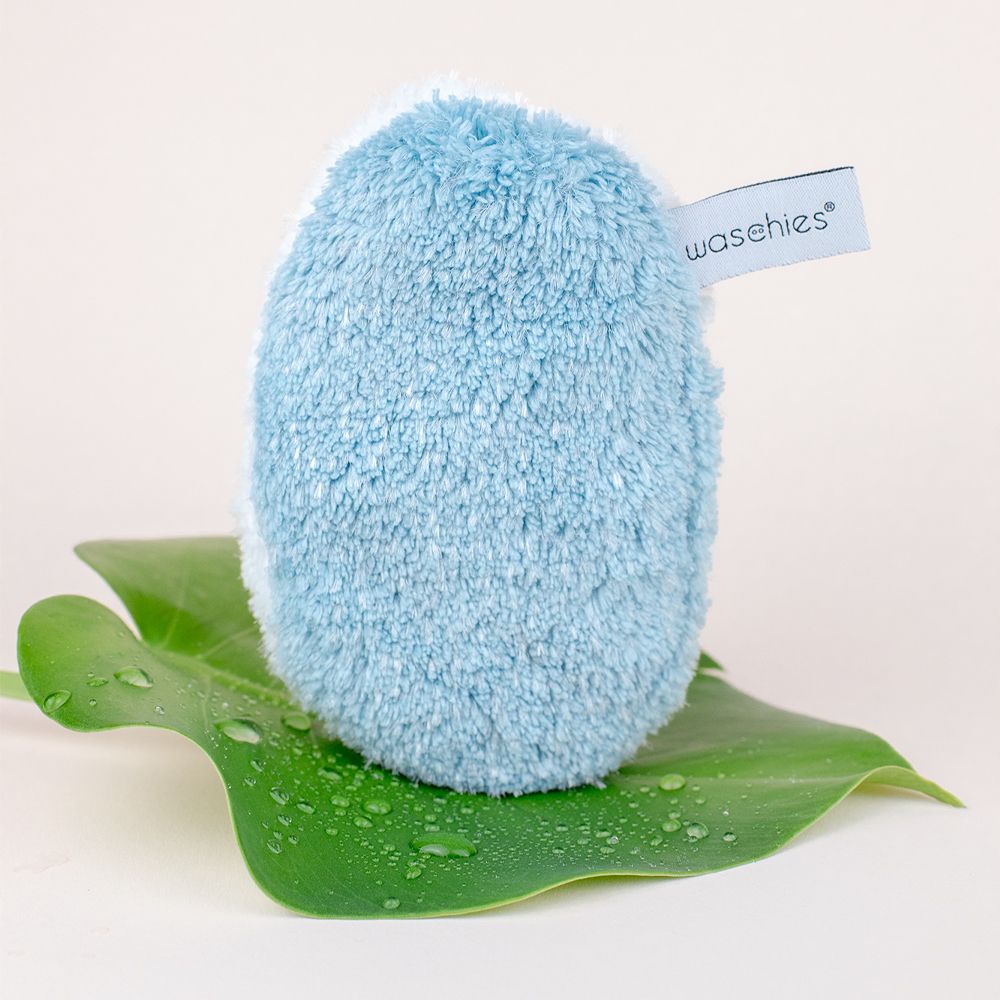Blaues, ovales Abschminkpad auf einem Blatt. Label "waschies".