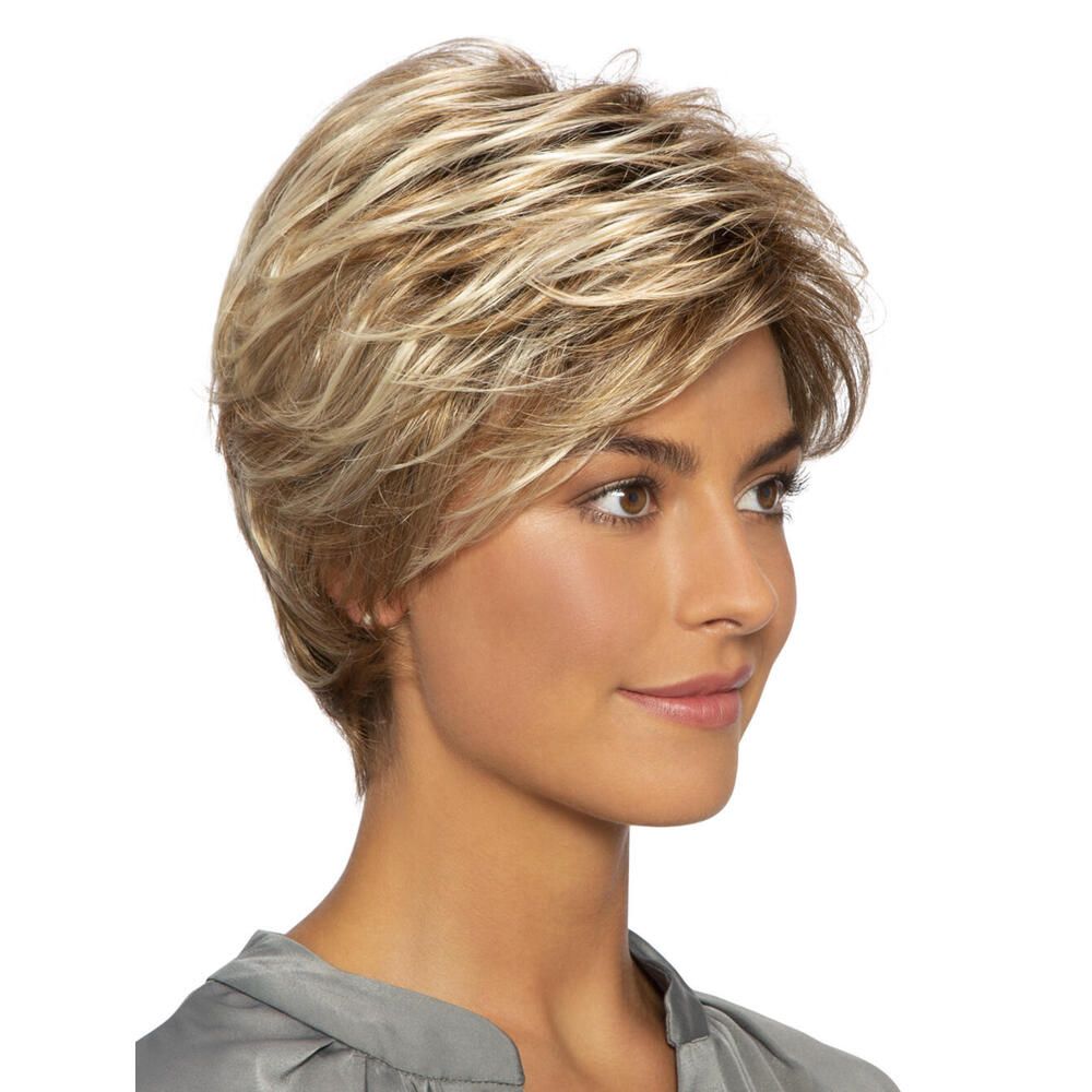 Perücke Lilo von Lofty. Kurze, blonde Kunsthaarperücke mit Pony. Dreiviertelansicht einer Frau.