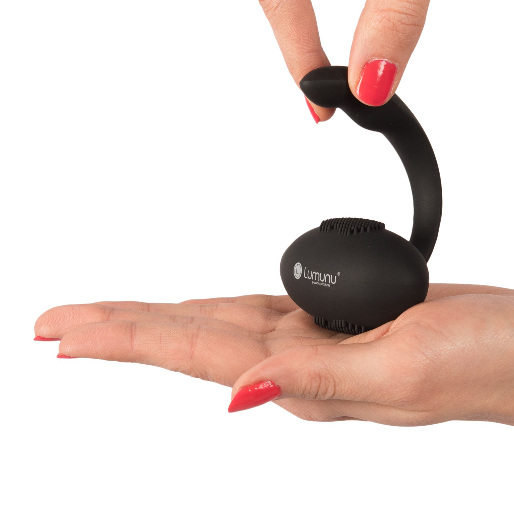 Schwarzer Silikon-Vibrator in einer Hand gehalten. Das Produkt hat eine ovale Form und eine gebogene Form.
