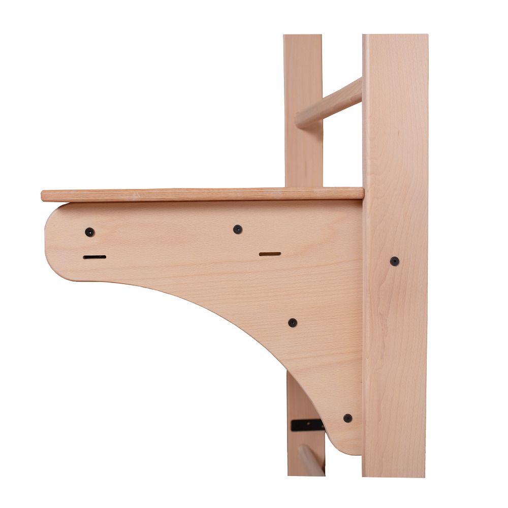 Detailansicht des Schreibtischaufsatzes aus Holz für ein Klettergerüst.