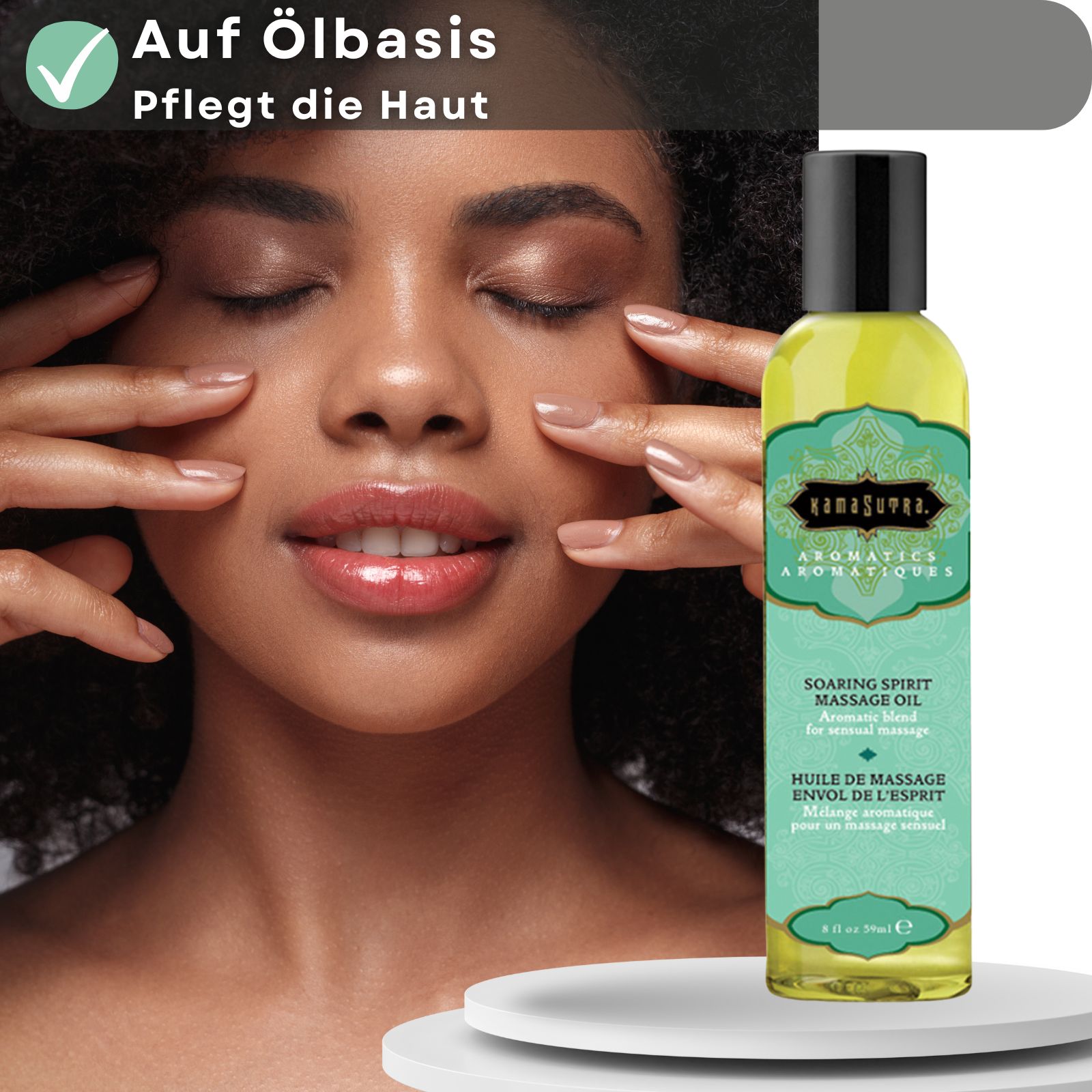 Kamasutra Massageöl mit Aroma Soaring. Flasche neben einer Frau, die sich im Gesicht massiert.