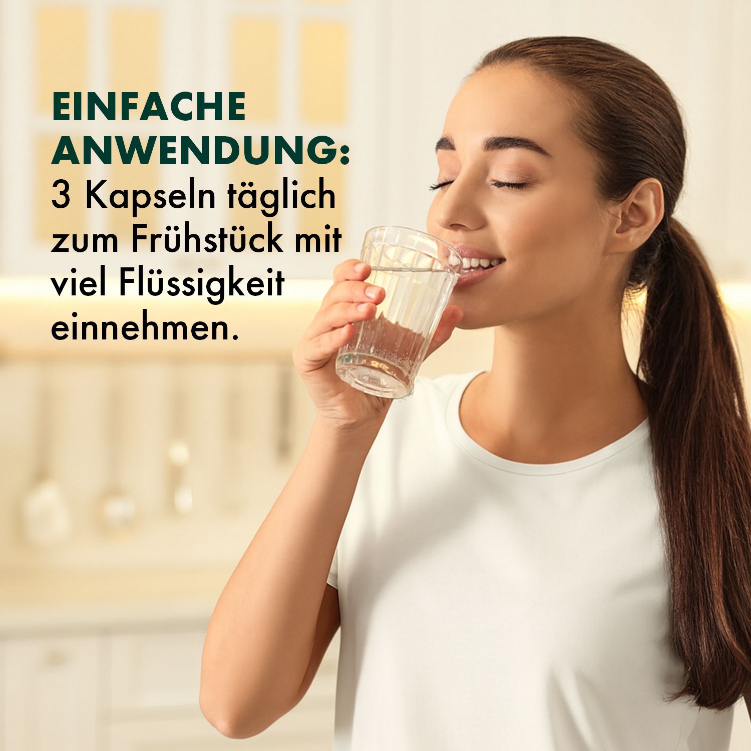 Frau trinkt ein Glas Wasser in einer Küche. Text beschreibt die einfache Anwendung von Kapseln.