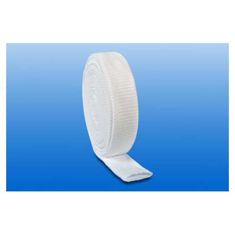 Gerollter, weißer Netzschlauchverband. Auf blauem Hintergrund.